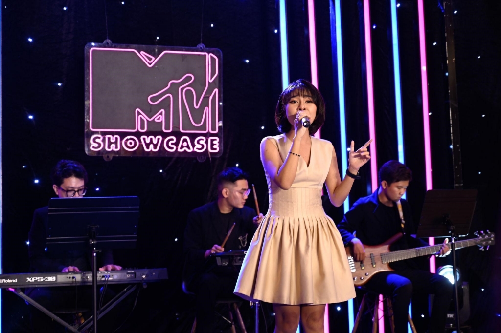 Phạm Đình Thái Ngân bất ngờ hát live ca khúc mới ngay tại sân khấu 'MTV Showcase'