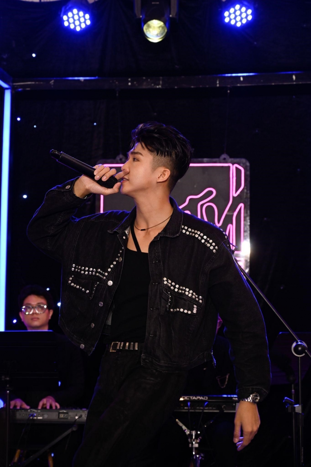 Phạm Đình Thái Ngân bất ngờ hát live ca khúc mới ngay tại sân khấu 'MTV Showcase'