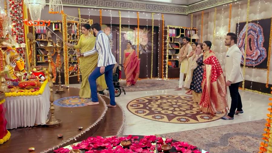 'Cuộc đua tình ái': Riddhima thừa nhận tình yêu dành cho Vansh trước mặt Kabir