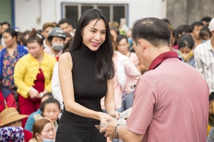 Nóng: Bộ Công an muốn mời những người từng nhận tiền từ thiện của Đàm Vĩnh Hưng, Thủy Tiên lên làm việc