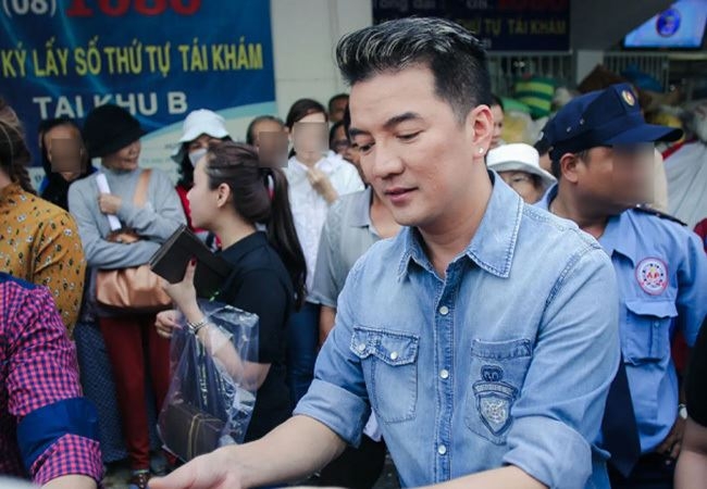 Nóng: Bộ Công an muốn mời những người từng nhận tiền từ thiện của Đàm Vĩnh Hưng, Thủy Tiên lên làm việc