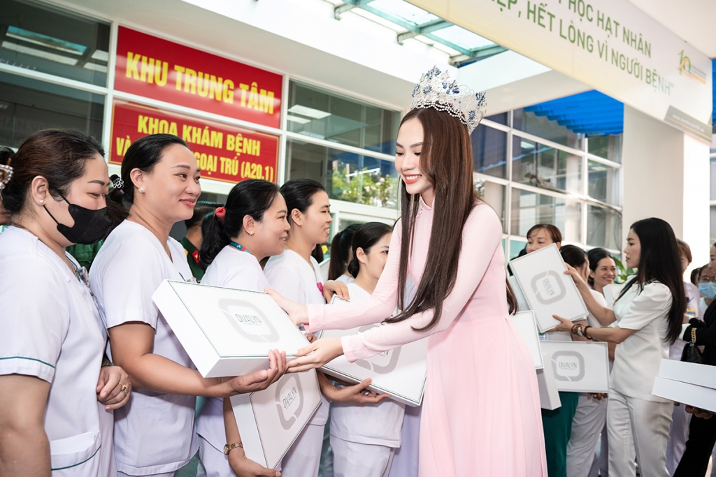 Hoa hậu Mai Phương vừa đàn vừa hát tặng y bác sĩ nữ nhân ngày 20/10