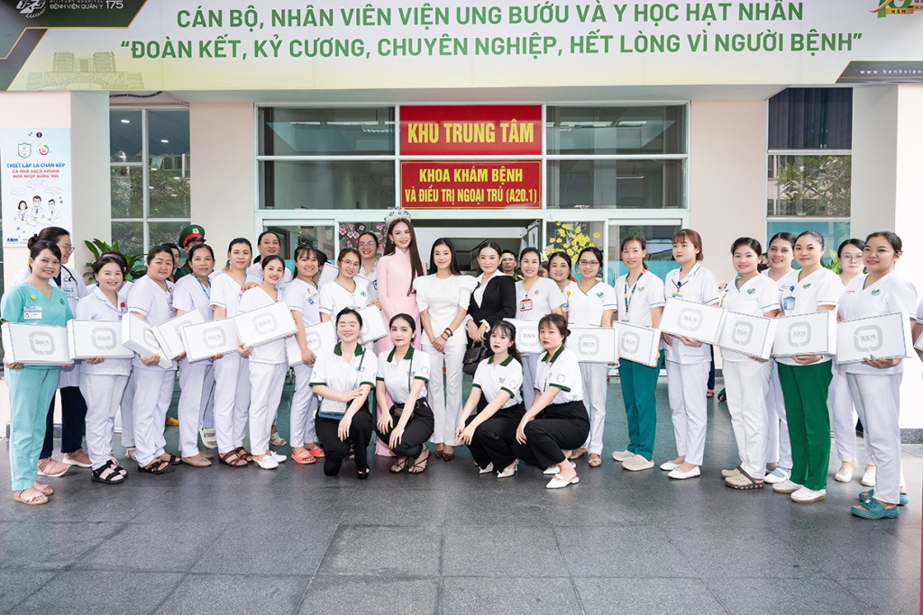 Hoa hậu Mai Phương vừa đàn vừa hát tặng y bác sĩ nữ nhân ngày 20/10