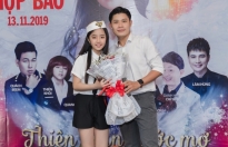 Nhạc sĩ Nguyễn Văn Chung hỗ trợ bé Jennifer Thiên Nga làm liveshow