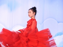 Bất ngờ với màn catwalk cực đỉnh của vedette nhí Vân Anh trong show diễn của NTK Hà Duy