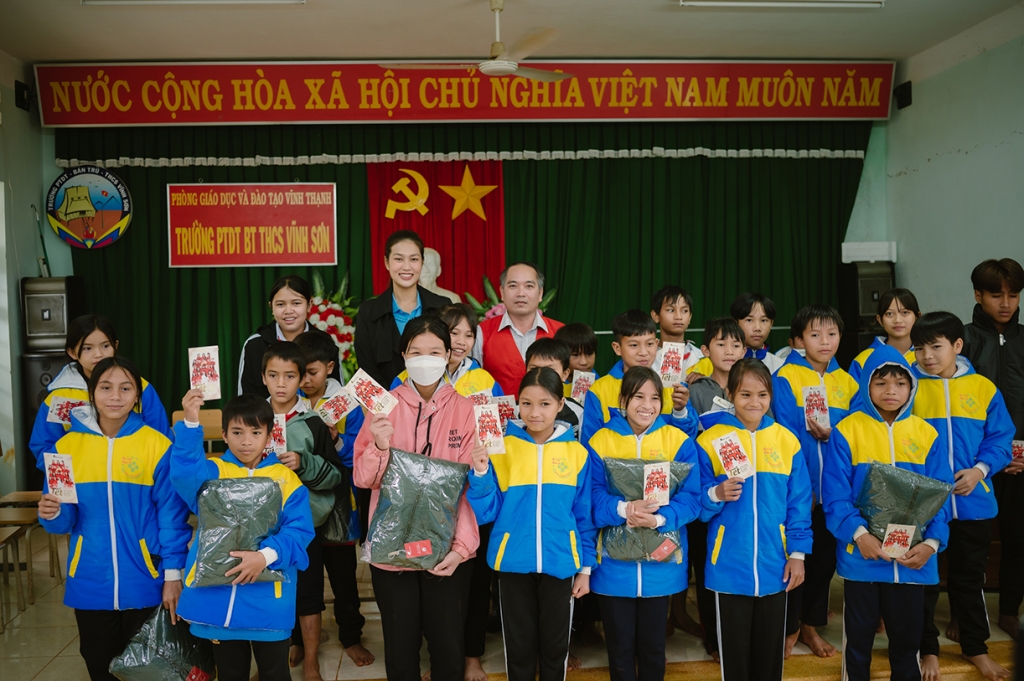 Hoa hậu Thiên Ân mang yêu thương đến trẻ em  với dự án 'Tết hạnh phúc Xứ Nẫu'