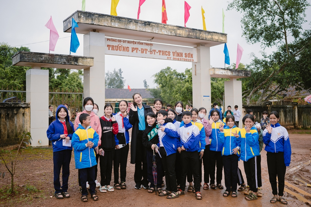 Hoa hậu Thiên Ân mang yêu thương đến trẻ em  với dự án 'Tết hạnh phúc Xứ Nẫu'