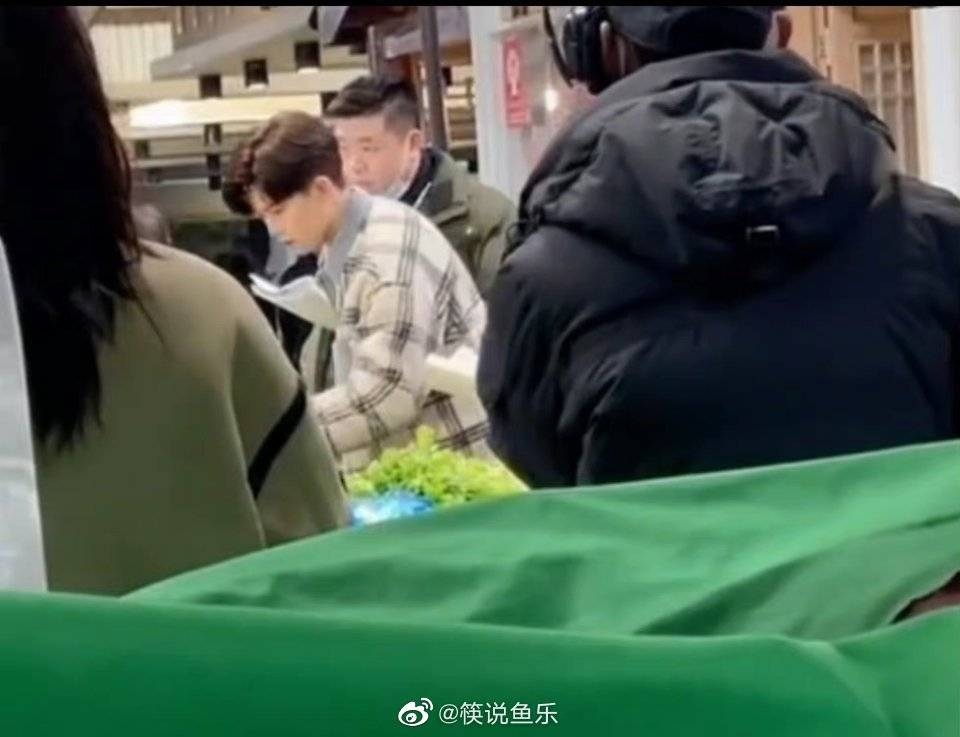 Leak thước ảnh đầu tiên của Nhậm Gia Luân và Angelababy trên phim trường 'Mộ Sắc Tâm Ước'