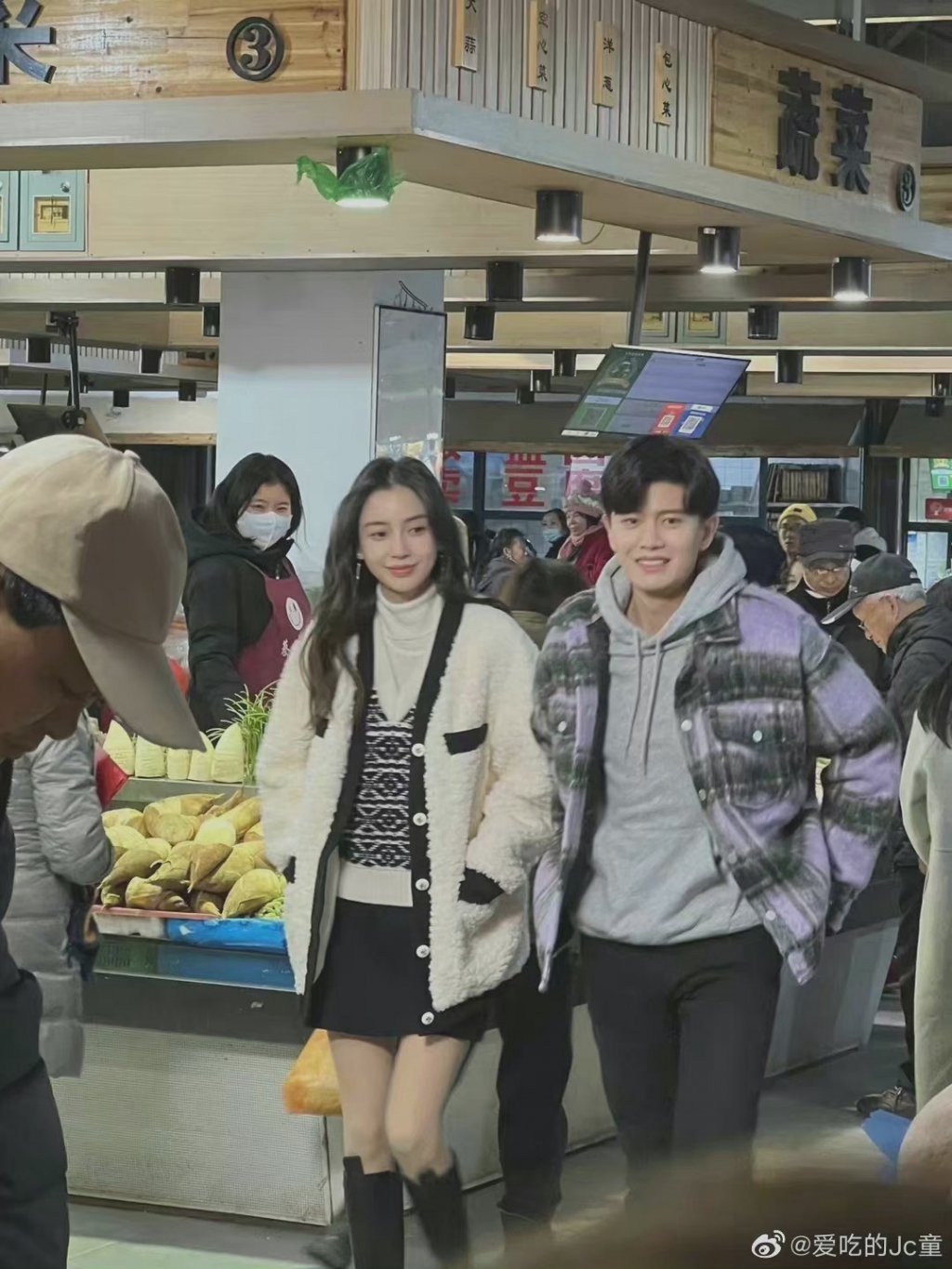 Leak thước ảnh đầu tiên của Nhậm Gia Luân và Angelababy trên phim trường 'Mộ Sắc Tâm Ước'