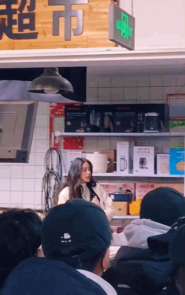 Leak thước ảnh đầu tiên của Nhậm Gia Luân và Angelababy trên phim trường 'Mộ Sắc Tâm Ước'