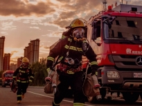 Nhậm Gia Luân đích thân tham gia khóa tập huấn thực tế để trở thành lính cứu hỏa chân chính trong 'Lam Diễm Đột Kích'
