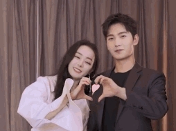 Dương Dương và Địch Lệ Nhiệt Ba cùng nhau 'phát đường': Hết nắm tay thân mật lại âu yếm 'dồn tường'