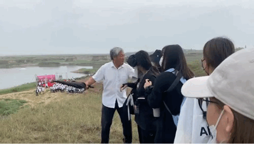 Đoàn phim 'Thiên Quan Tứ Phúc' hùng hổ đánh fans nữ đến chụp ảnh ở hiện trường