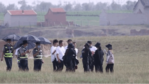 Đoàn phim 'Thiên Quan Tứ Phúc' hùng hổ đánh fans nữ đến chụp ảnh ở hiện trường