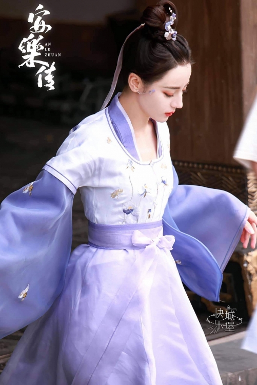 Địch Lệ Nhiệt Ba xinh xắn trong loạt tạo hình khác lạ tại phim trường 'An Lạc Truyện'