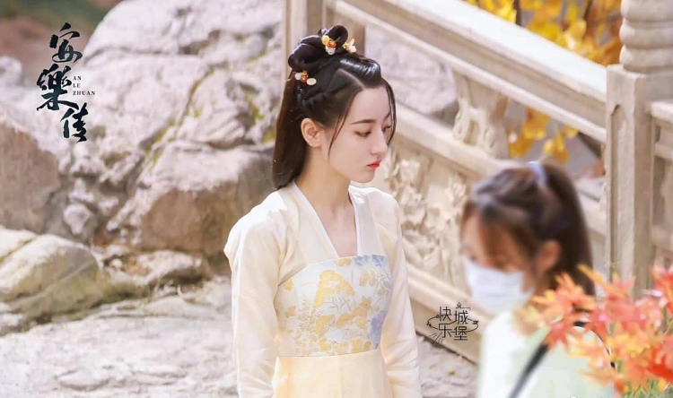 Địch Lệ Nhiệt Ba xinh xắn trong loạt tạo hình khác lạ tại phim trường 'An Lạc Truyện'