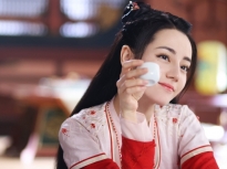 Phim trường 'An Lạc Truyện': Địch Lệ Nhiệt Ba thân mật choàng vai Lưu Vũ Ninh, chăm chú đọc kịch bản