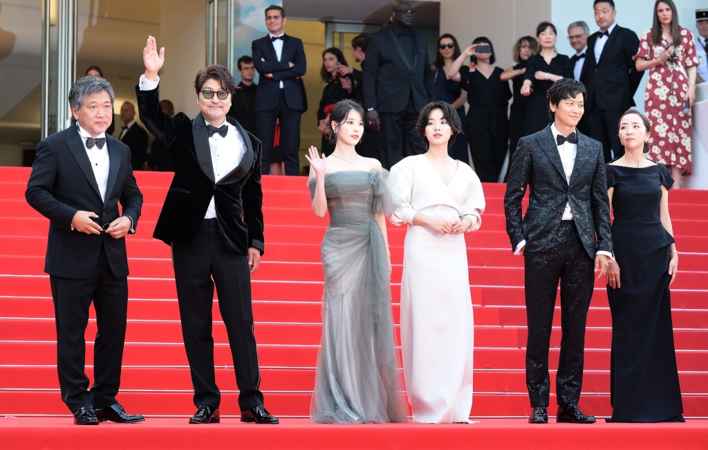 IU gặp đủ vận đen ở Liên hoan phim Cannes 2022