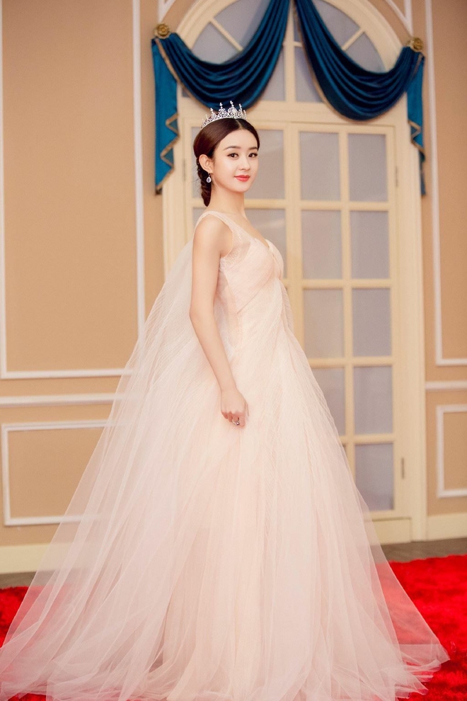 Sao Hoa Ngữ làm cô dâu, Angela Baby, Địch Lệ Nhiệt Ba hay Triệu Lộ Tư... đẹp nhất?