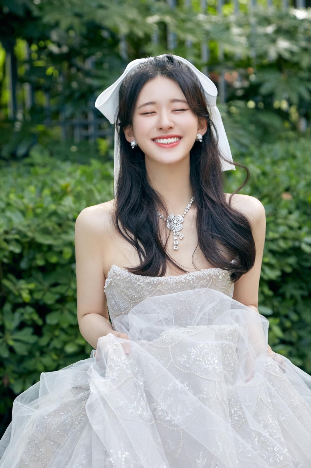 Sao Hoa Ngữ làm cô dâu, Angela Baby, Địch Lệ Nhiệt Ba hay Triệu Lộ Tư... đẹp nhất?