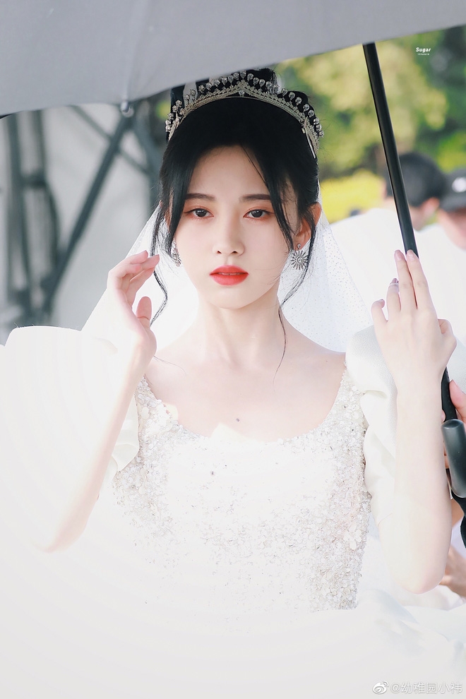 Sao Hoa Ngữ làm cô dâu, Angela Baby, Địch Lệ Nhiệt Ba hay Triệu Lộ Tư... đẹp nhất?
