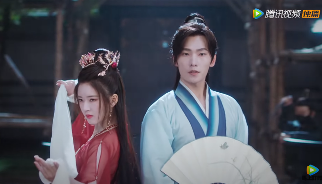 Sau màn 'cọ nhiệt' lộ liễu: Triệu Lộ Tư được Dương Dương cõng dưới mưa ở 'Thả Thí Thiên Hạ'