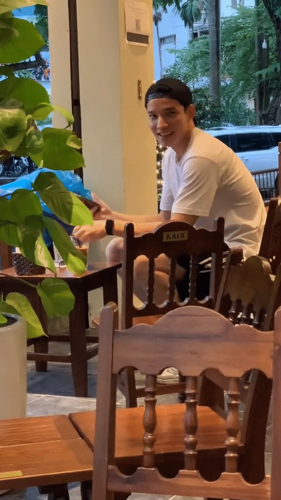 Netizen bắt gặp Dũng Mathiu (Hương Vị Tình Thân) ở quán cafe, trai đẹp bị  trêu cứ tủm tỉm cười làm fan girl quắn quéo - Netizen bat gap Dung Mathiu  Huong