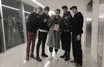Seventeen xin chụp hình và tặng album cho Sơn Tùng M-TP