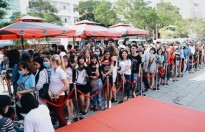 Hàng trăm fan xếp hàng từ sáng sớm mua album của Sơn Tùng M-TP