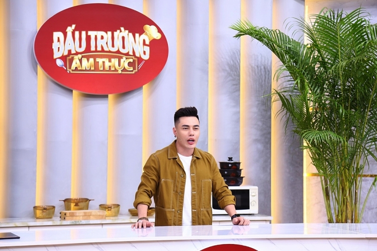 Lý do vợ Lê Dương Bảo Lâm là người vui nhất khi anh làm MC 'Đấu trường ẩm thực 2021'?