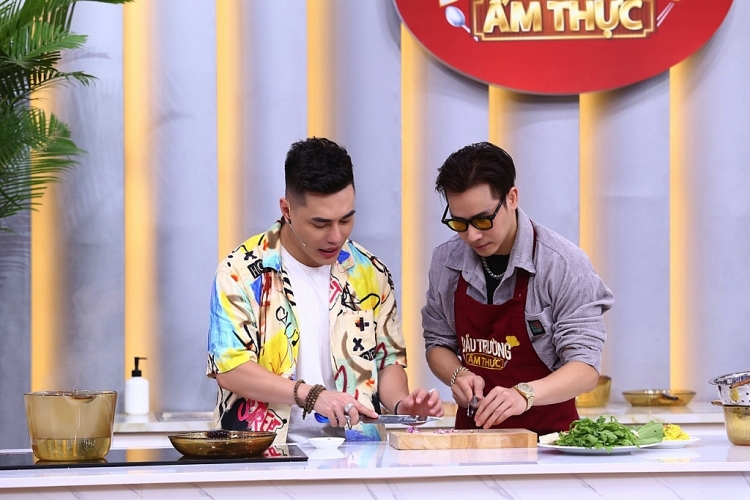 Lý do vợ Lê Dương Bảo Lâm là người vui nhất khi anh làm MC 'Đấu trường ẩm thực 2021'?