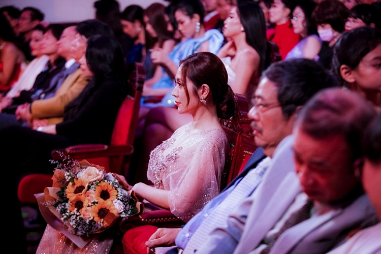 Đức Thịnh không quên nhắc lời vợ dặn khi sánh đôi cùng Hoa hậu Lương Thùy Linh