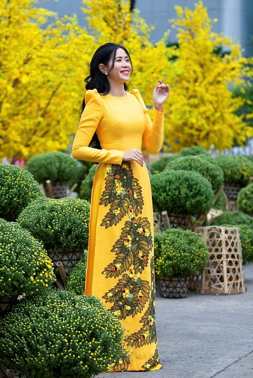 Dàn nghệ sĩ rủ nhau đi khai trương 'Lễ hội Tết Việt' tại Nhà văn hóa Thanh Niên