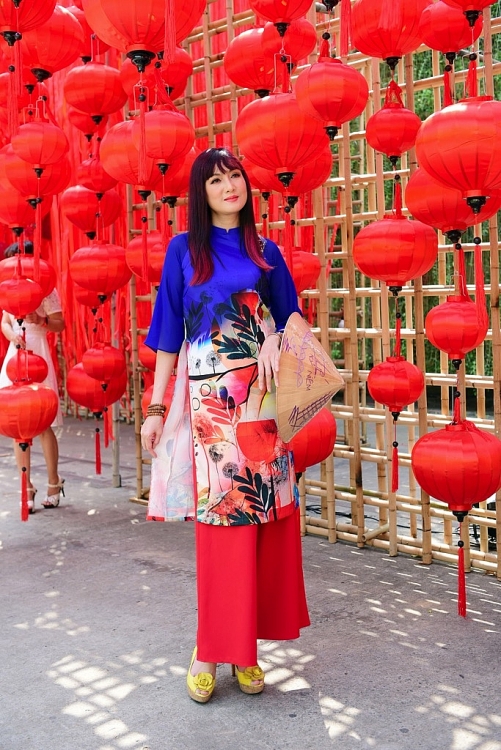 Dàn nghệ sĩ rủ nhau đi khai trương 'Lễ hội Tết Việt' tại Nhà văn hóa Thanh Niên