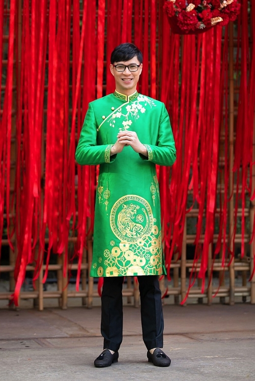 MC Anh Quân chọn áo dài tông màu xanh lá đang hợp mốt có hình linh vật năm nay. (Hình 4)