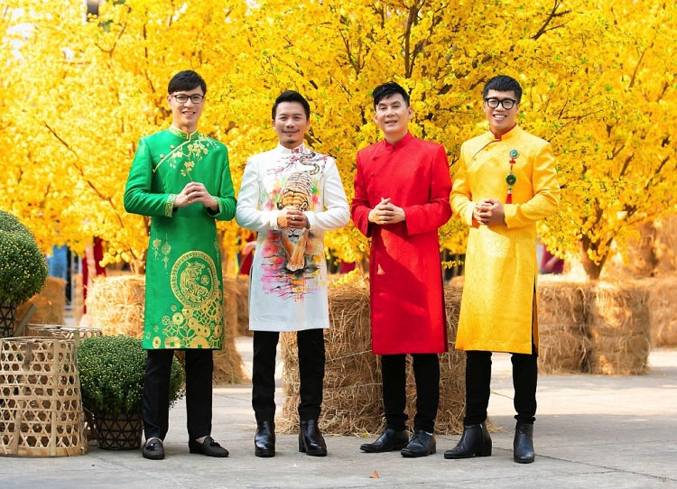 MC Anh Quân, NTK Minh Hùng, ca sĩ Đoan Trường và MC Quốc Bình cùng phối hợp với 4 gam màu Xanh -Trắng - Đỏ - Vàng - Đen đại diện cho ngũ hành Kim - Mộc - Thủy - Hỏa - Thổ.