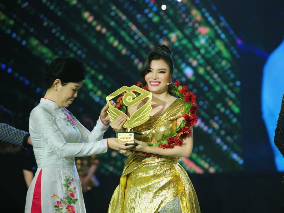 Thu Hà đăng quang 'Én vàng 2021', giành giải thưởng 100 triệu đồng