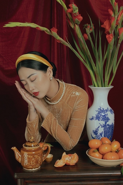 Liêu Hà Trinh đẹp hút hồn với áo dài, sáng tác thơ chúc Xuân bình an