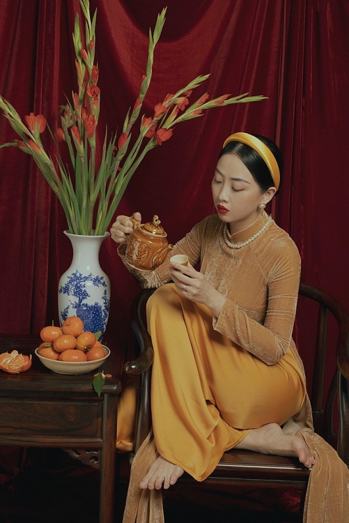 Liêu Hà Trinh đẹp hút hồn với áo dài, sáng tác thơ chúc Xuân bình an
