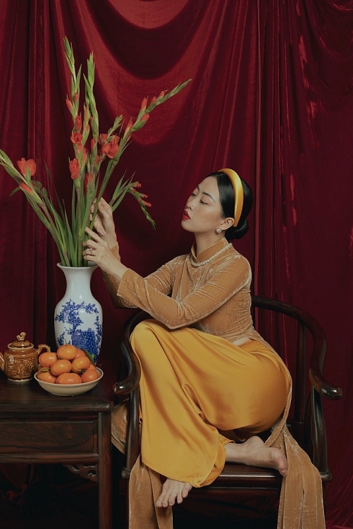 Liêu Hà Trinh đẹp hút hồn với áo dài, sáng tác thơ chúc Xuân bình an