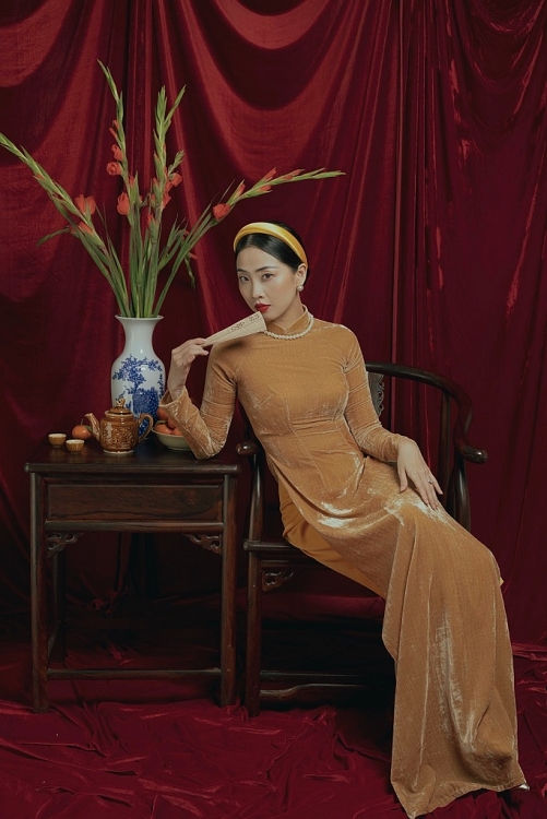 Liêu Hà Trinh đẹp hút hồn với áo dài, sáng tác thơ chúc Xuân bình an