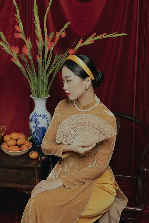 Liêu Hà Trinh đẹp hút hồn với áo dài, sáng tác thơ chúc Xuân bình an