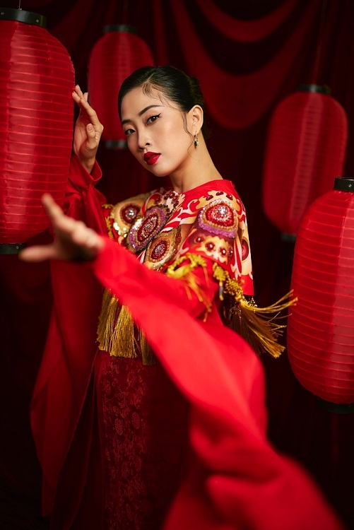 Liêu Hà Trinh đẹp hút hồn với áo dài, sáng tác thơ chúc Xuân bình an