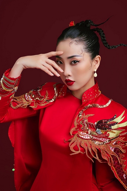 Liêu Hà Trinh đẹp hút hồn với áo dài, sáng tác thơ chúc Xuân bình an