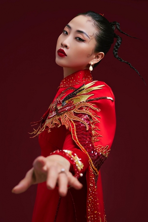 Liêu Hà Trinh đẹp hút hồn với áo dài, sáng tác thơ chúc Xuân bình an