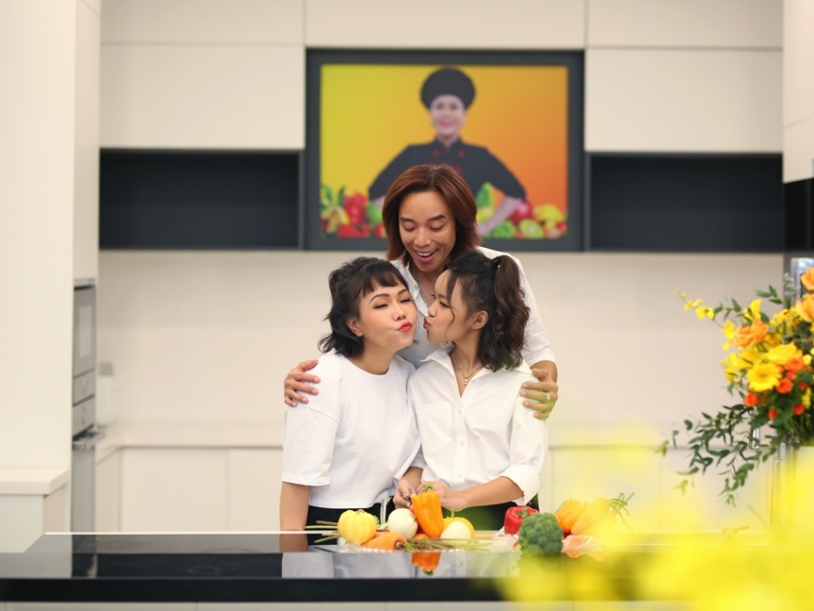 Gia đình Việt Hương quây quần đón Tết cùng loạt ảnh ấm áp