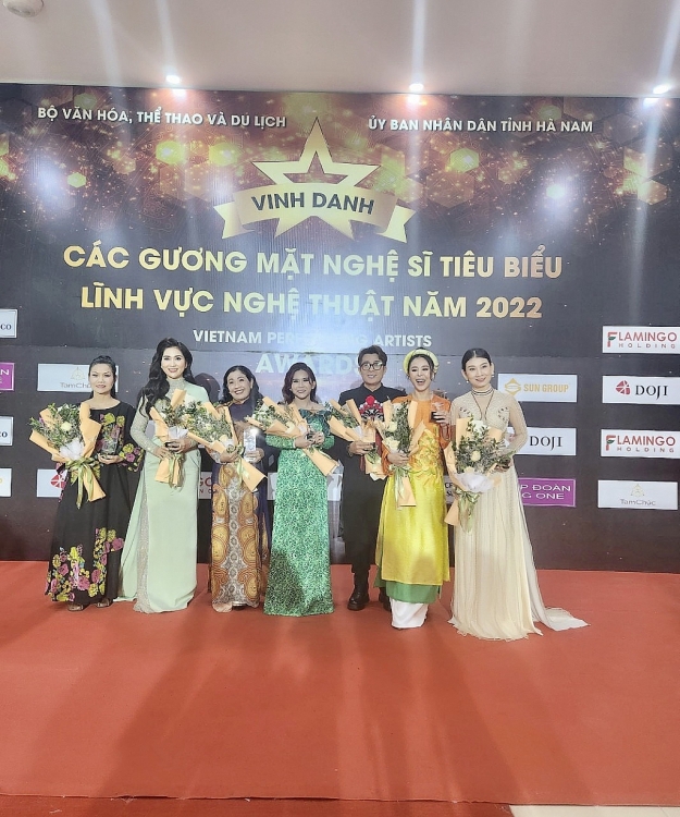 Bình Tinh được vinh danh 'Gương mặt nghệ sĩ tiêu biểu ngành nghệ thuật 2022'