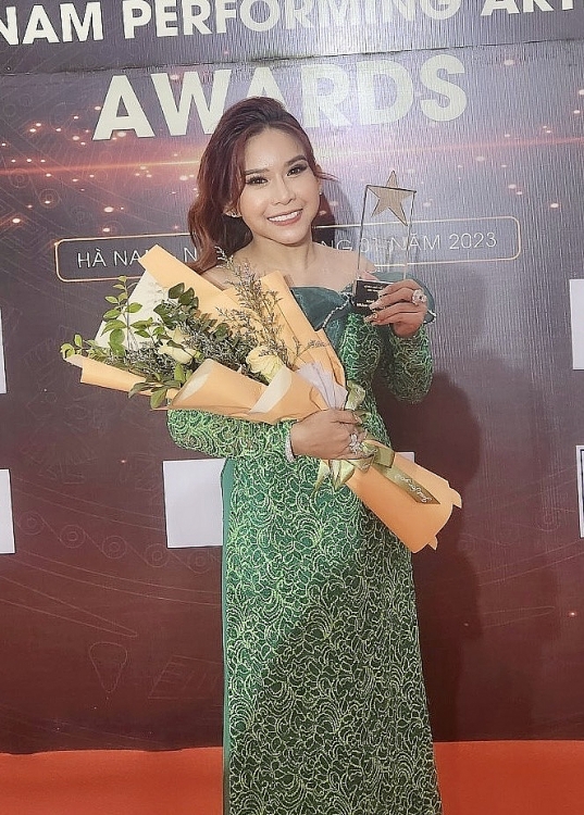 Bình Tinh được vinh danh 'Gương mặt nghệ sĩ tiêu biểu ngành nghệ thuật 2022'