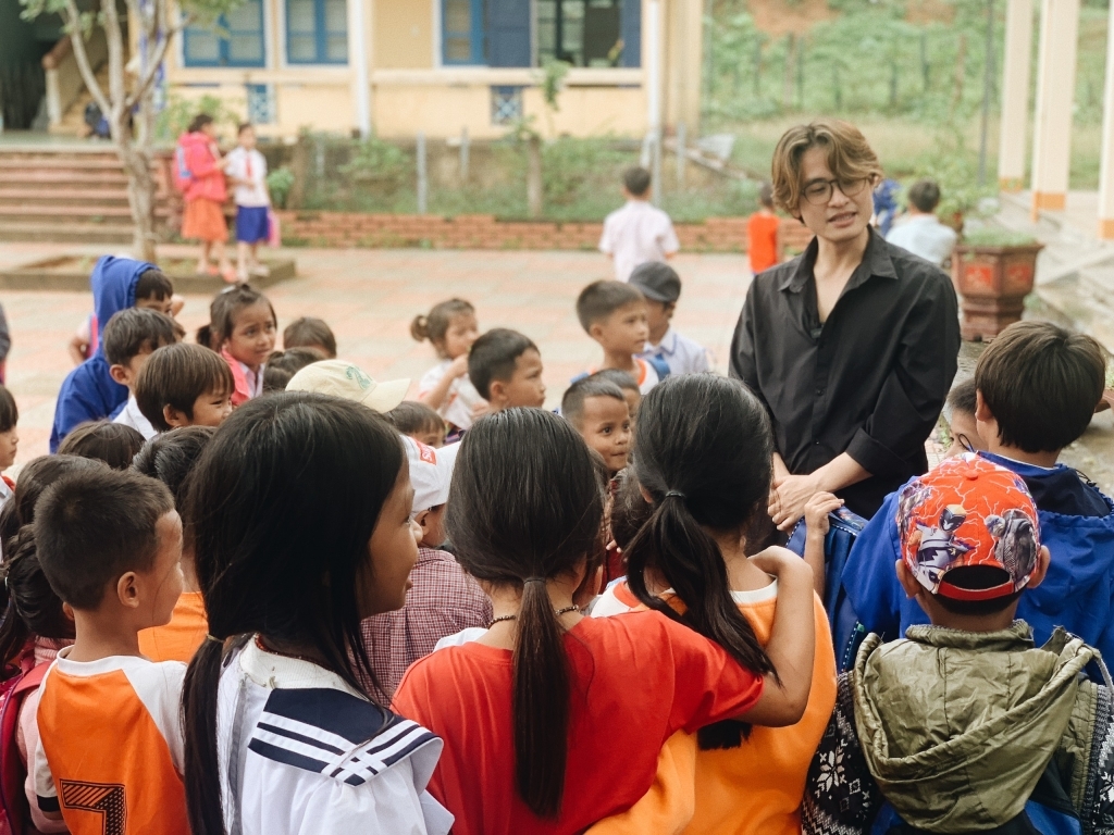 Ca sĩ Hà Anh Tuấn tham gia cùng Chồi Việt Nam tiếp sức cho trẻ em khỏe mạnh và đến trường