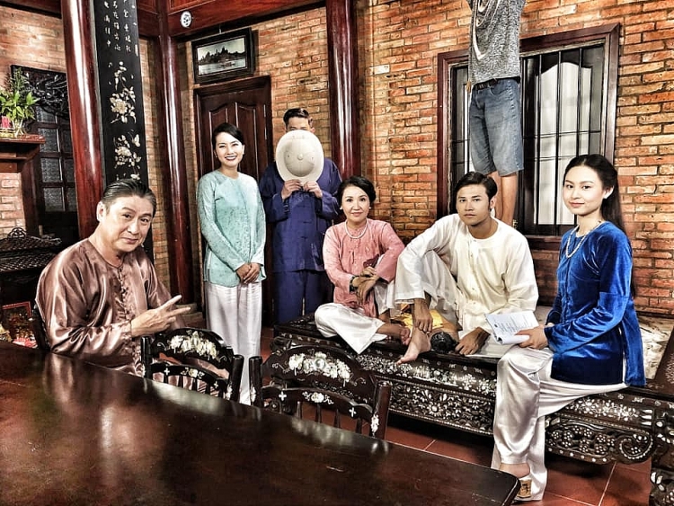 khuon mat ngoc lan bien dang kinh hoang khi bi tat axit trong luat troi